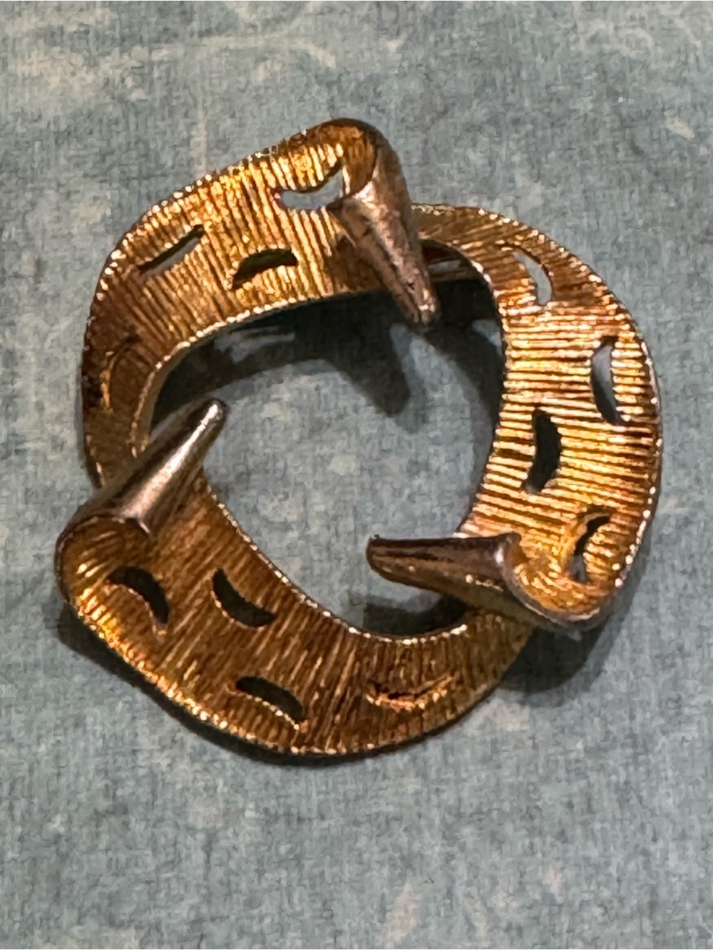 VINTAGE GOLD TONE CURLED RIBBON BROOCH